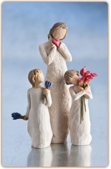 Willow Tree® Je t'aime Lavendar Grace and Bloom family gathering